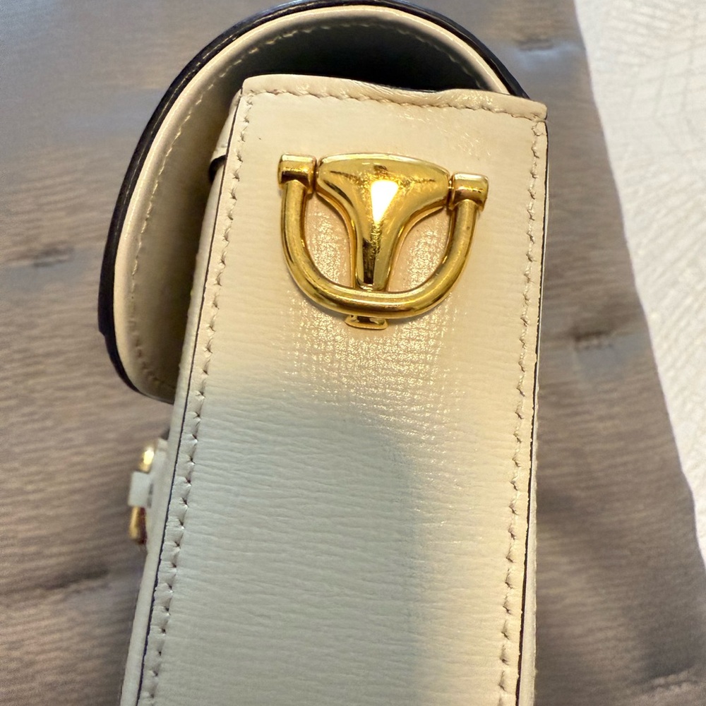 Gucci Crossbody Bag in Gray and Cream with Gold Details - Picture 4 of 13